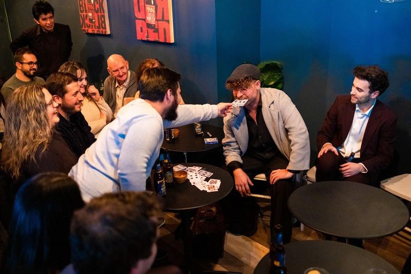 Un grupo se ríe a carcajadas alrededor de Sena en un bar