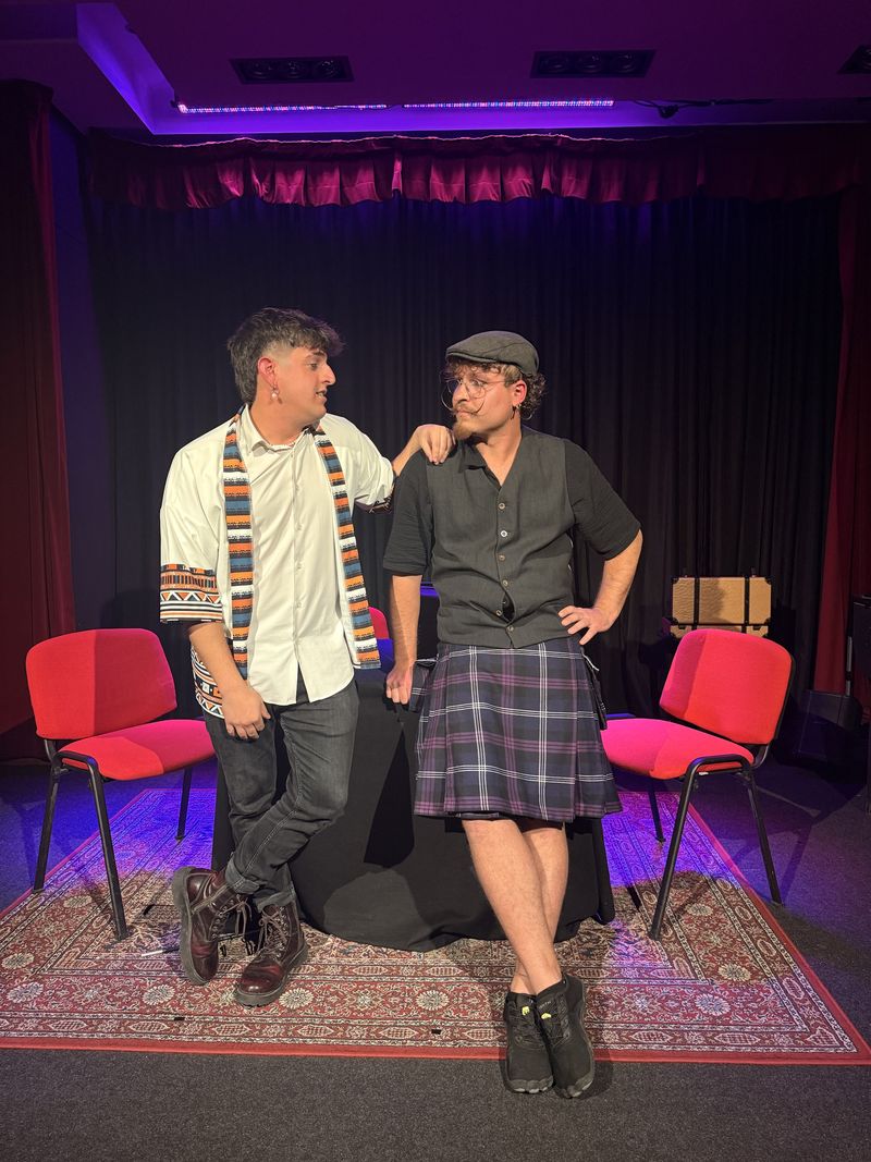 Sena, con kilt y gorra, y Apolo Jr., con camisa blanca, posando juntos en el escenario